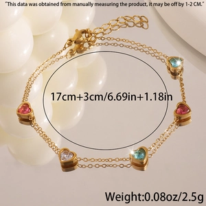 Dettaglio del bracciale cuore dorato 17+3cm con zirconi colorati e chiusura a moschettone