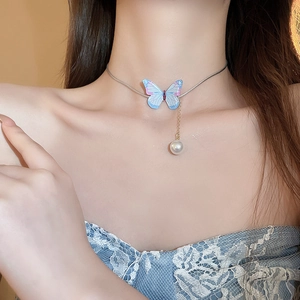 Collier ras du cou argenté élégant avec pendentif papillon bleu et perle blanche raffinée