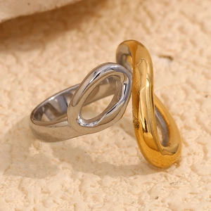 Vue macro d'une bague goutte bicolore plaquée or 18 carats au design minimaliste