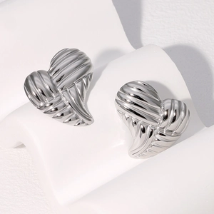 Boucles d'oreilles cœur en acier titane argenté avec texture striée minimaliste
