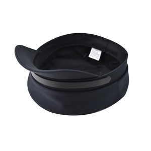 Détail de l'intérieur de la casquette gavroche noire avec étiquette de taille 58 et chaîne