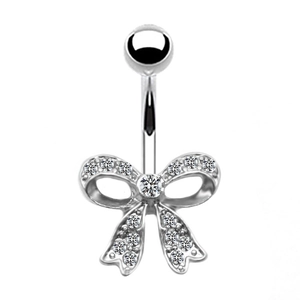 Piercing de nombril argenté avec nœud et strass scintillants sur fond blanc