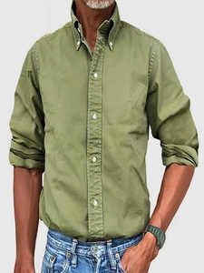 Dettaglio della camicia a maniche lunghe verde oliva con colletto button-down e tessuto casual