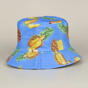 Gros plan haute définition d'un chapeau bob bleu avec motif d'ananas tropical