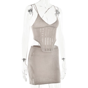 Détail d'un ensemble beige en maille tricotée avec haut ajouré et mini-jupe assortie
