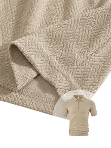 Dettaglio del tessuto a nido d'ape e della cerniera sulla polo da uomo color beige