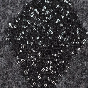 Top chaleco de punto negro con lentejuelas y detalles de patrón de rombos texturizados