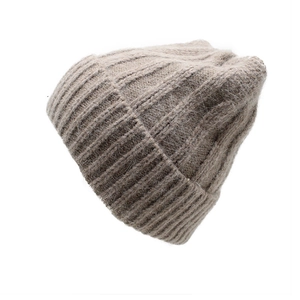 Bonnet en tricot de fourrure de lapin marron clair avec oreilles et texture côtelée