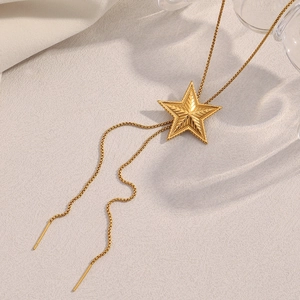 Detail of 18K gold-plated star pendant with leaf texture and elegant tassel chain