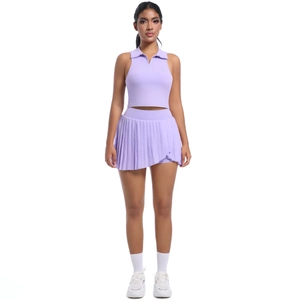 Vue de face de l'ensemble débardeur polo lilas et jupe de sport plissée pour femmes