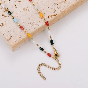Collier en acier doré avec perles à facettes multicolores et fermoir mousqueton ajustable