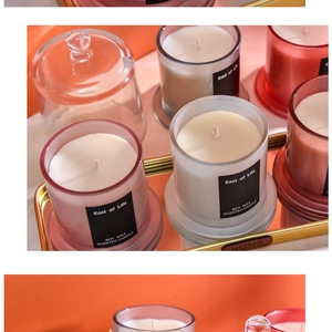 Dettaglio macro di candele in cera di soia in barattoli di vetro smerigliato su vassoio oro