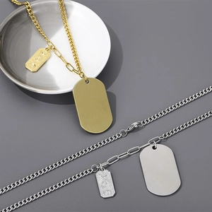 Collier en acier titane avec plaque d'identité vierge et pendentif soleil brillant