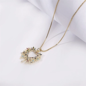 Collier à pendentif cœur doré avec des accents de zircon colorés et chaîne box