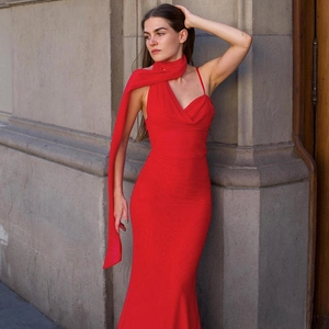 Détail de la robe de cocktail rouge ajustée avec écharpe assortie et texture satinée