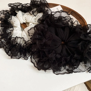 Vue détaillée de chouchous en dentelle à pois blancs et modèles noirs élégants