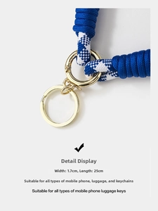 Detailansicht eines 1,7cm breiten blauen Handybandes mit goldenen Metallringen und Clip