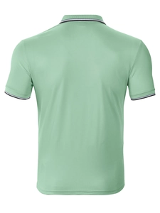 Gros plan sur la texture du tissu piqué vert menthe au dos du polo à manches courtes homme
