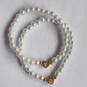Retro faux pearl bracelets featuring gold heart pendants with engraved letters V and O