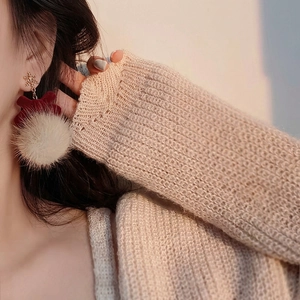 Boucles d'oreilles d'hiver avec flocon doré, nœud rouge et pompon blanc