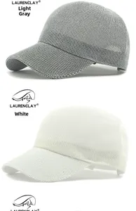 Vista detallada de las gorras de béisbol de malla de verano en gris claro y blanco aireado