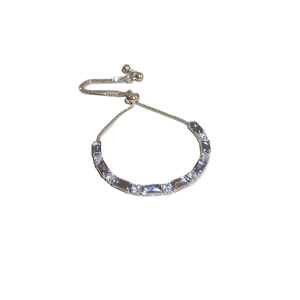 Bracelet argenté ajustable avec zircons cubiques rectangulaires bleus et clairs