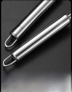 Détail de la poignée en acier inoxydable épais avec boucle de suspension et fini miroir