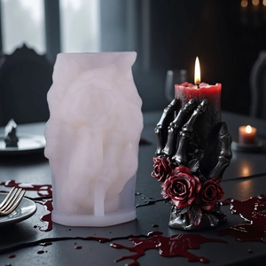 Skeletthand Silikonform für DIY Halloween Kerzen mit dunklem gotischem Rosendesign
