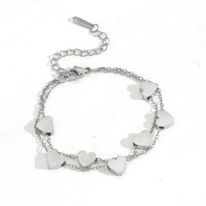 Dettaglio del bracciale a doppio strato in acciaio inossidabile con cinque ciondoli a cuore e chiusura