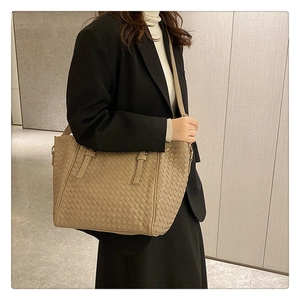 Detail einer großen geflochtenen Tragetasche in Beige mit klassischer Struktur