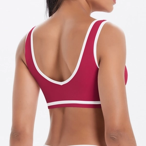 Détail du dos d'une brassière de yoga rouge avec bordure blanche et design en U ouvert