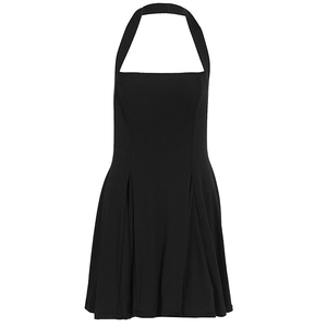 Dettaglio dell'abito nero all'americana con scollo quadrato e gonna a pieghe a trapezio