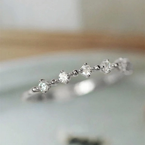Anillo minimalista apilable con cinco piedras redondas y banda de cuentas brillantes