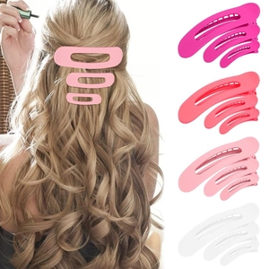 Detalle de pinzas mate para el cabello en degradado rosa y blanco con modelo de ejemplo