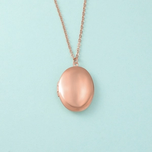 Détail du collier médaillon ovale en acier inoxydable or rose avec finition polie