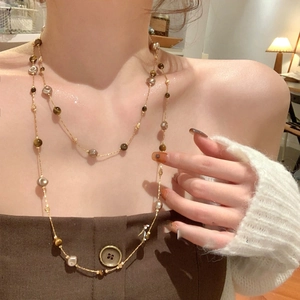 Collier double rang plaqué or 18 carats avec pierres œil de tigre et perles naturelles