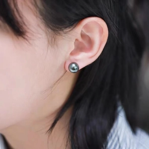S925 sterling silver stud earrings featuring peacock green black round pearls on ears