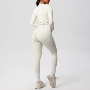 Vue arrière d'un ensemble de yoga beige avec veste zippée manches longues et legging à poches