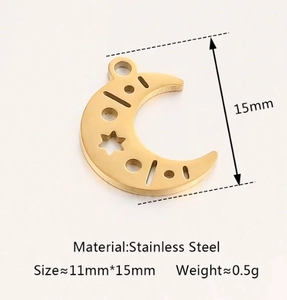 Detail eines 15mm goldenen Mondanhängers aus Edelstahl mit Sternen-Ausschnitt-Design