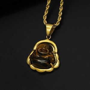 Gros plan d'un pendentif Bouddha doré en pierre d'oeil de tigre véritable avec chaîne