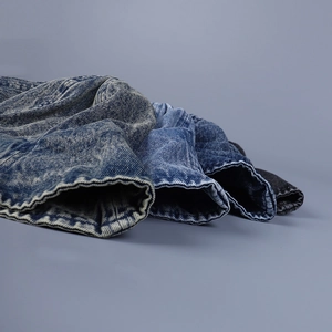 Vue détaillée de la texture du denim en délavages vintage bleu et gris anthracite