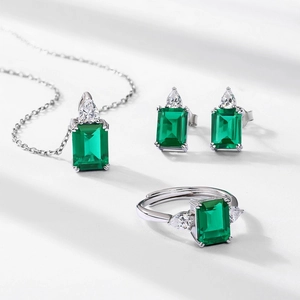 Vintage S925 emerald jewelry set with necklace, earrings and adjustable ring