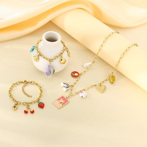 Parure de bijoux en acier doré avec breloques fraise et arc-en-ciel colorées