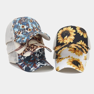 Dettaglio di cappellini trucker stampati con retro in rete e vari motivi