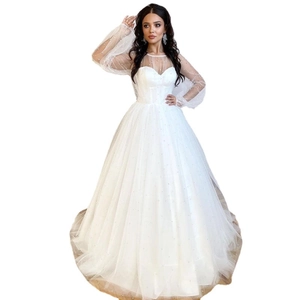 Robe de mariée blanche élégante avec manches bouffantes et perles sur tulle transparent