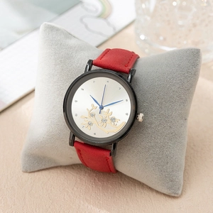Montre à quartz pour femme avec bracelet rouge et motif floral sur cadran argenté