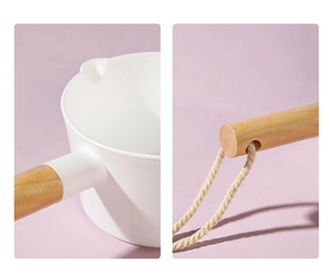 Détail du manche en bois avec corde en chanvre sur une louche à eau blanche minimaliste