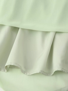 Detail der mehrlagigen Rüschen am mintgrünen Chiffonkleid mit feiner Nahtverarbeitung