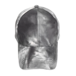 Détail de la casquette de baseball en coton tie-dye gris et blanc avec visière incurvée