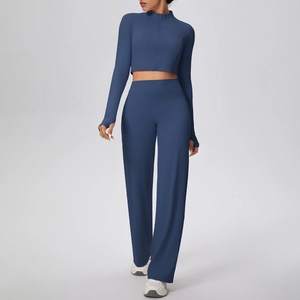 Détail d'un ensemble de yoga bleu brume avec veste zippée et manches à passe-pouce